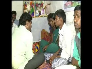 Raithu Bharosa Yatra || YS Jagan Mohan Reddy Visit Narayanappa Family at Kalyanadurgam - Sakshi