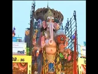 Khairatabad Ganesh Shobha Yatra starts at 10pm - Sakshi