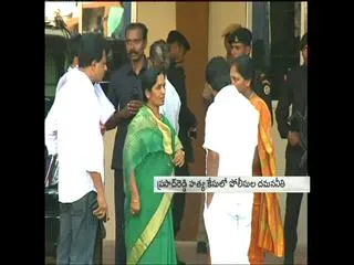 Police diverting YSRCP activist prasadreddy murder - Sakshi