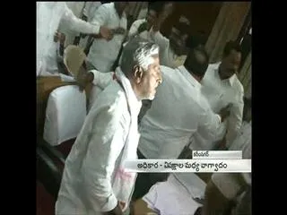 congress-party-walkout-from-karim-nagar-zp-meeting - Sakshi