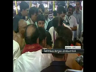 CM KCR presented pattu vastralu in bhadrachalam - Sakshi