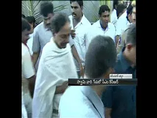 Telangana CM KCR visits Vemulawada Temple - Sakshi