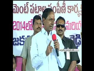 KCR Distribute House Pattas to Beneficiaries - Sakshi