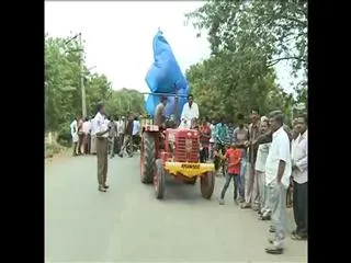 Man killed in road accident by hitting ganesh tractor - Sakshi