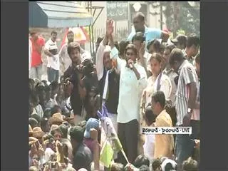 Jagan first time gives speech in Urdu at Khairatabad - Sakshi