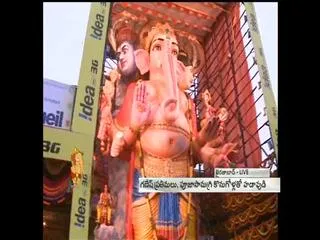 People across the City come to see Khairatabad ganesh - Sakshi
