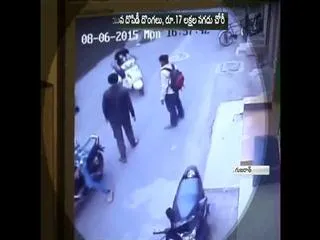 man-robbed-of-rs-17-lakh-at-knifepoint-in-rajkot - Sakshi