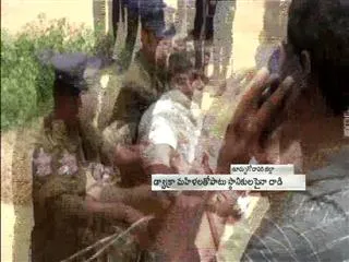 Police lathicharge On DWAKRA Women at Korumilli in East Godavari - Sakshi