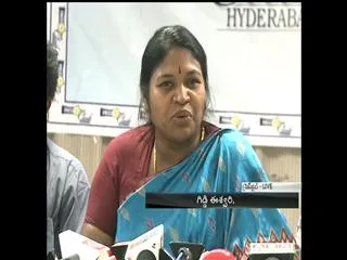 YSRCP MLA takes on Kottapalli Geetha - Sakshi