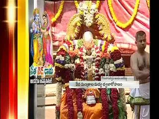 KE krishna murthy present pattu vastralu to ramahia - Sakshi