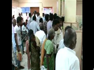 farmers protest against gold ornaments action in front of aspari sbi bank - Sakshi