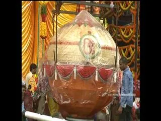 Thapeshwaram Laddu arrives Khairathabad - Sakshi