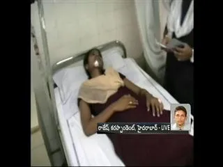 Robbers push TC out of moving train - Sakshi