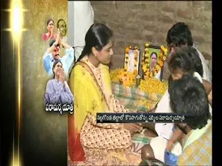 Paramarsha Yatra : YS Sharmila consoles Lakshmi family - Sakshi