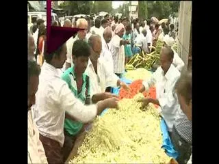 Farmers protests on Prakasam barrage - Sakshi
