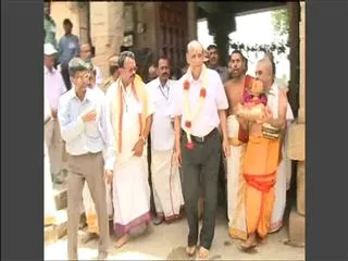 governor narasimhan visits lepakshi temple - Sakshi