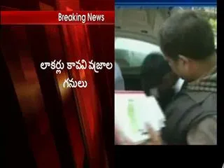 it-officers-found-rs-100-crores-worth-diamonds - Sakshi