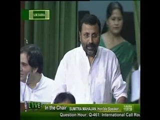 Telangana mps protest over to hand over law and order of Hyderabad - Sakshi