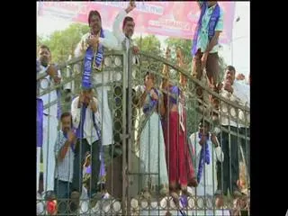 malamahanadu-activits-protest-at-telangana-bhavan - Sakshi