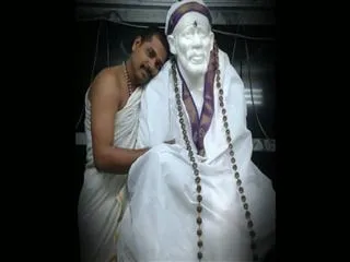 sai baba devotee shiva escape from temple - Sakshi