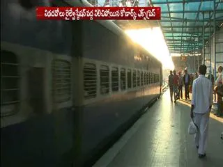 trains-stoped-due-to-power-wires-cut-at-nidadhavolu - Sakshi