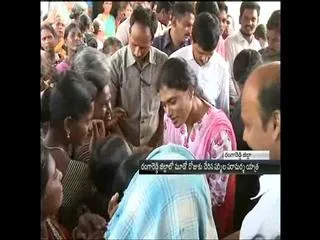 Sharmila 3rd day paramarsha yatra in rangareddy district - Sakshi