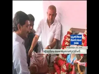 YS Jagan condolence to late Mountaneer Mastanbabu's mother - Sakshi