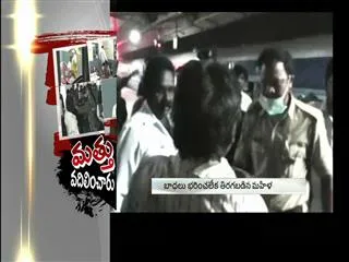 lady-teaches-a-lesson-to-eve-teaser-in-railway-station - Sakshi