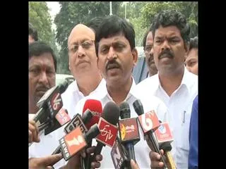 mla attacked by tdp:telangana ysrcp leaders met governor narasimhan - Sakshi