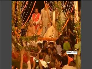 Modi prays god in Varnasi - Sakshi