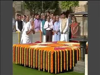 Modi visits Rajghat, pays homage to Mahatma Gandhi - Sakshi