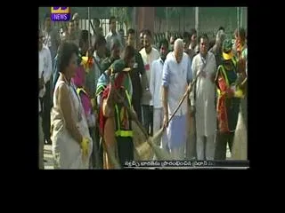 Narendra Modi starts Swacch Bharat program - Sakshi