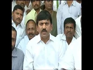 YS Sharmila Paramarsha Yatra in Nalgonda completed - Sakshi