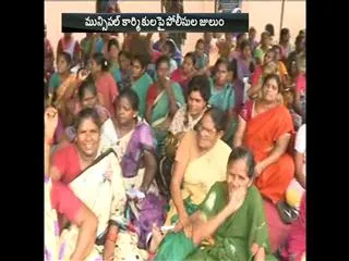 Muncipal Employees Dharna at CM Camp office in Vijayawada - Sakshi