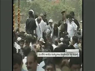 gopinath-mundes-daughter-pankaja-perform-last-rites - Sakshi
