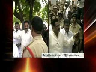 Bhuma Nagireddy fires on officers conducting chairman election - Sakshi