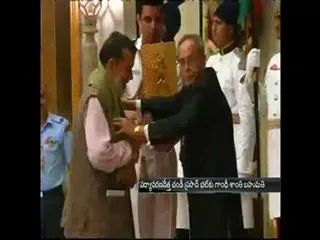 President presents Gandhi Peace Prize to Chandi Prasad Bhatt - Sakshi
