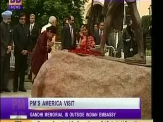 PM Modi pays tributes at Gandhi's statue in Washington DC - Sakshi