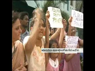 cyclone affected people rise slogans in front of pm's convoy - Sakshi
