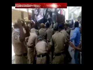 Attack on swagath hotel by ou students - Sakshi