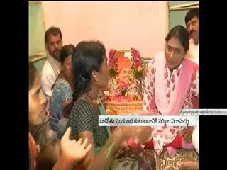 ys sharmila visits banothu mukundha family in surya peta - Sakshi
