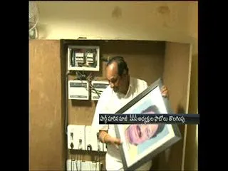 Botsa,DS,KK photos removed from Gandhi Bhavan - Sakshi