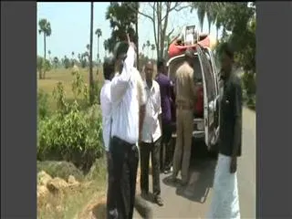Police atrocities on YS Vijayamma convoy - Sakshi