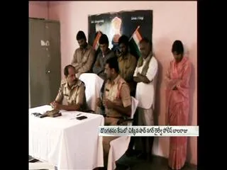 railway police caught in robbery - Sakshi