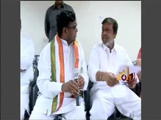 Congress party is not willing to change T PCC chief - Sakshi