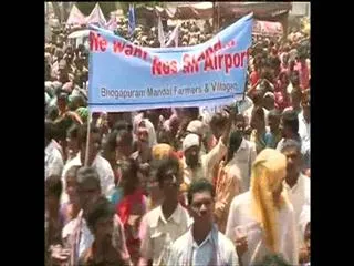Farmers protest against Bhogapuram Airport in Vizianagaram - Sakshi