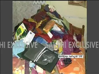 Burglary in pedda golconda near shamshabad - Sakshi