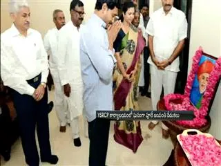 YS Jagan pay tributes to Jyotiraophule - Sakshi
