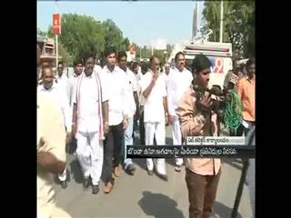 Journalists Protest again Bonda Uma - Sakshi