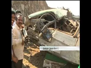 Bus falls into ravine killing 16 and injuring several others - Sakshi